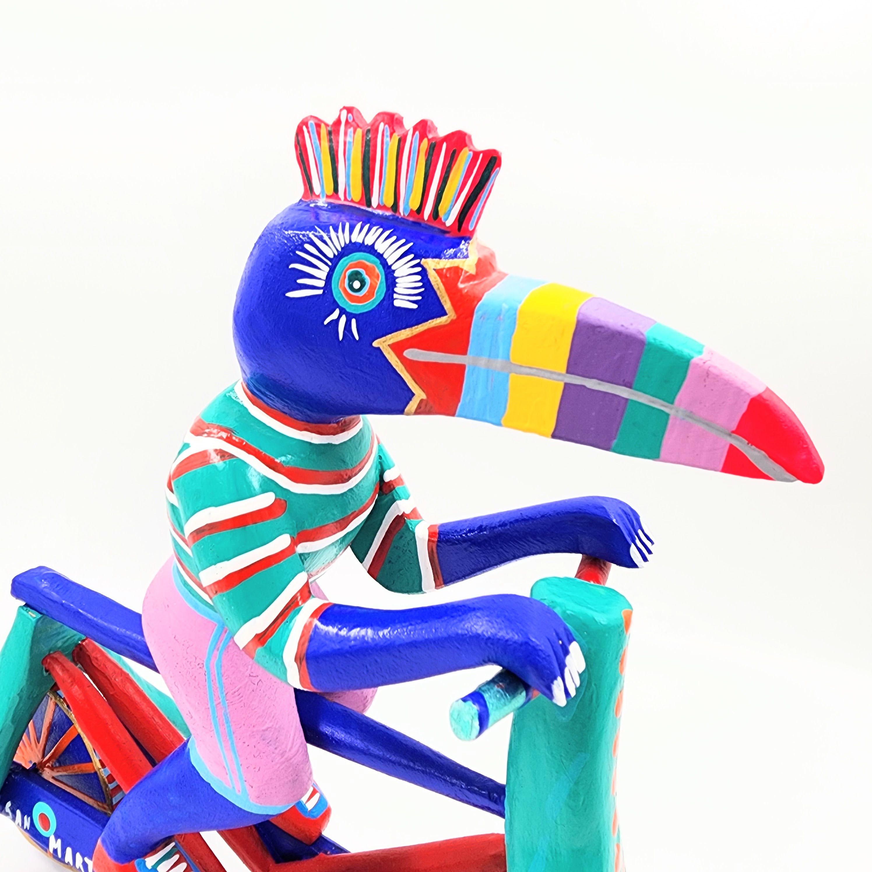 Tucán en bicicleta — Talla de madera alebrije