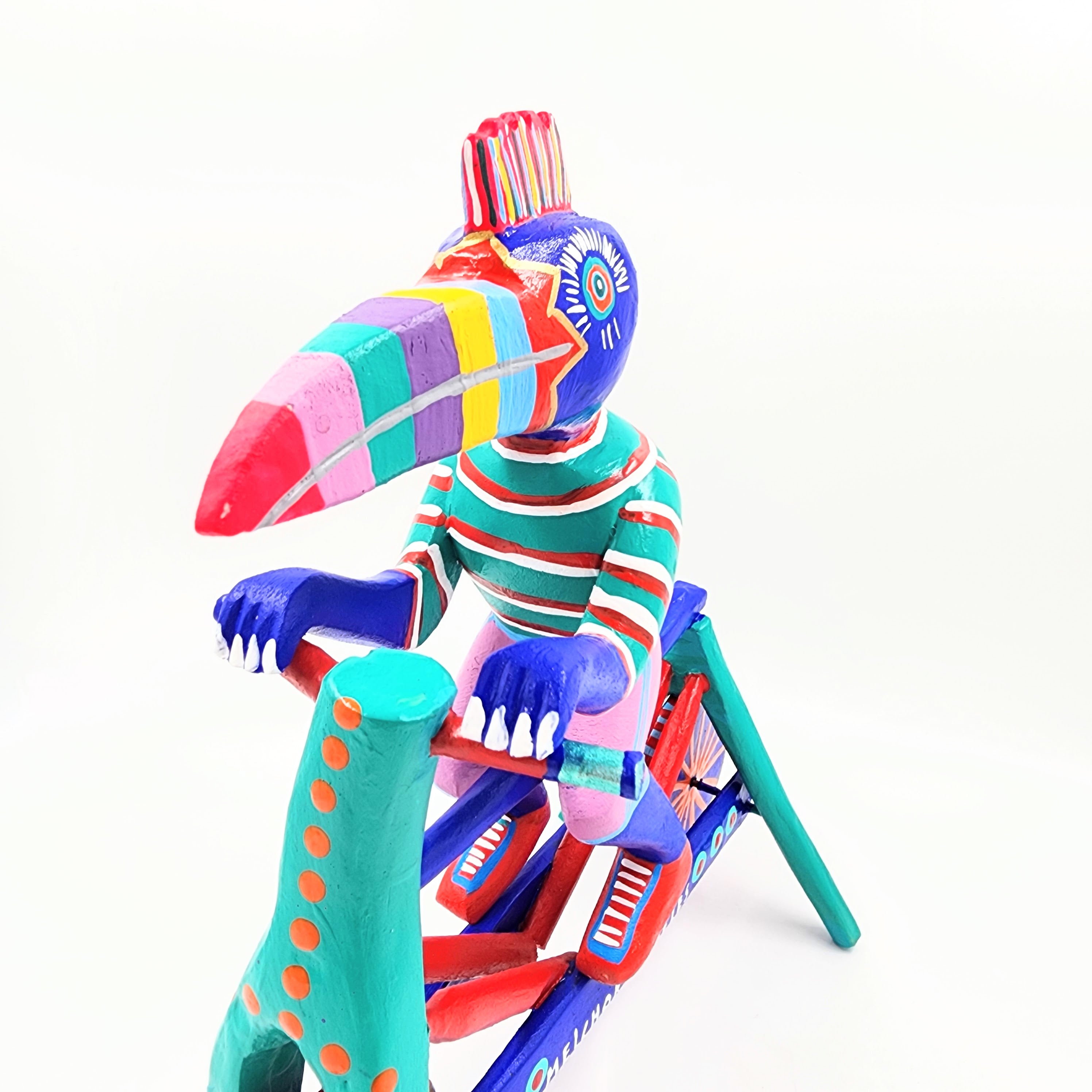 Tucán en bicicleta — Talla de madera alebrije