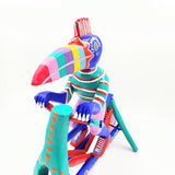 Tucán en bicicleta — Talla de madera alebrije