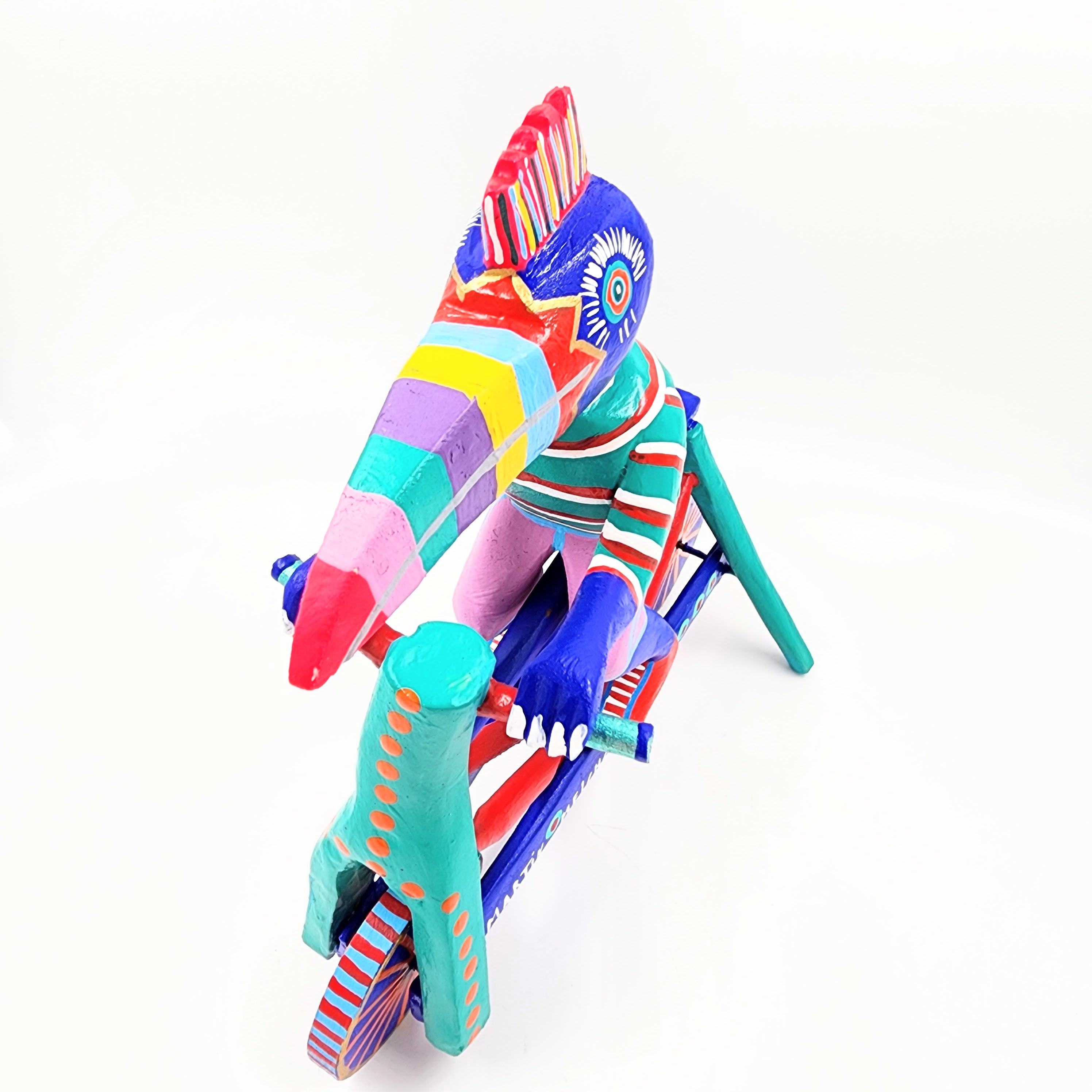 Tucán en bicicleta — Talla de madera alebrije