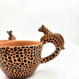 Taza artesanal de barro con jaguar