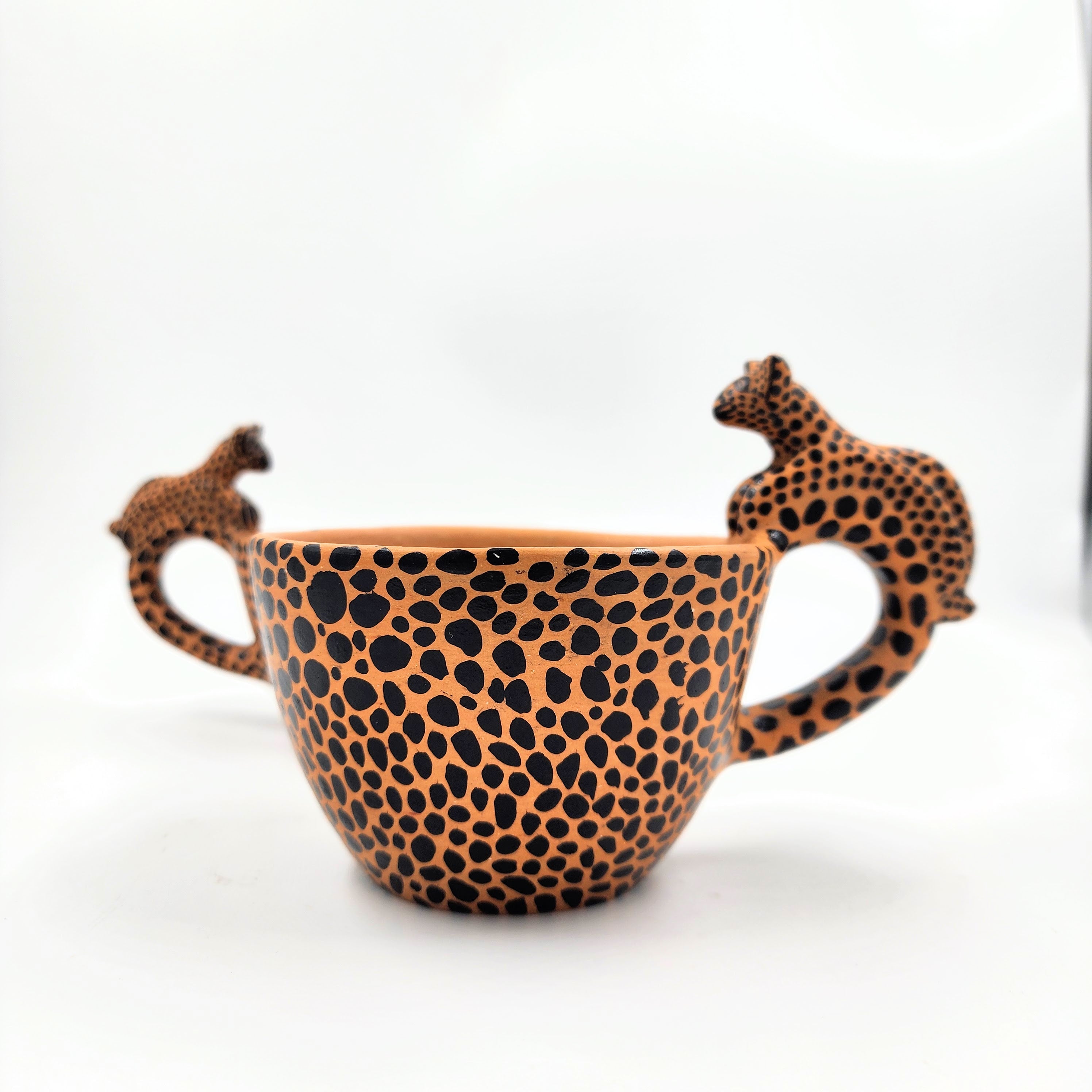 Taza artesanal de barro con jaguar
