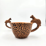 Taza artesanal de barro con jaguar