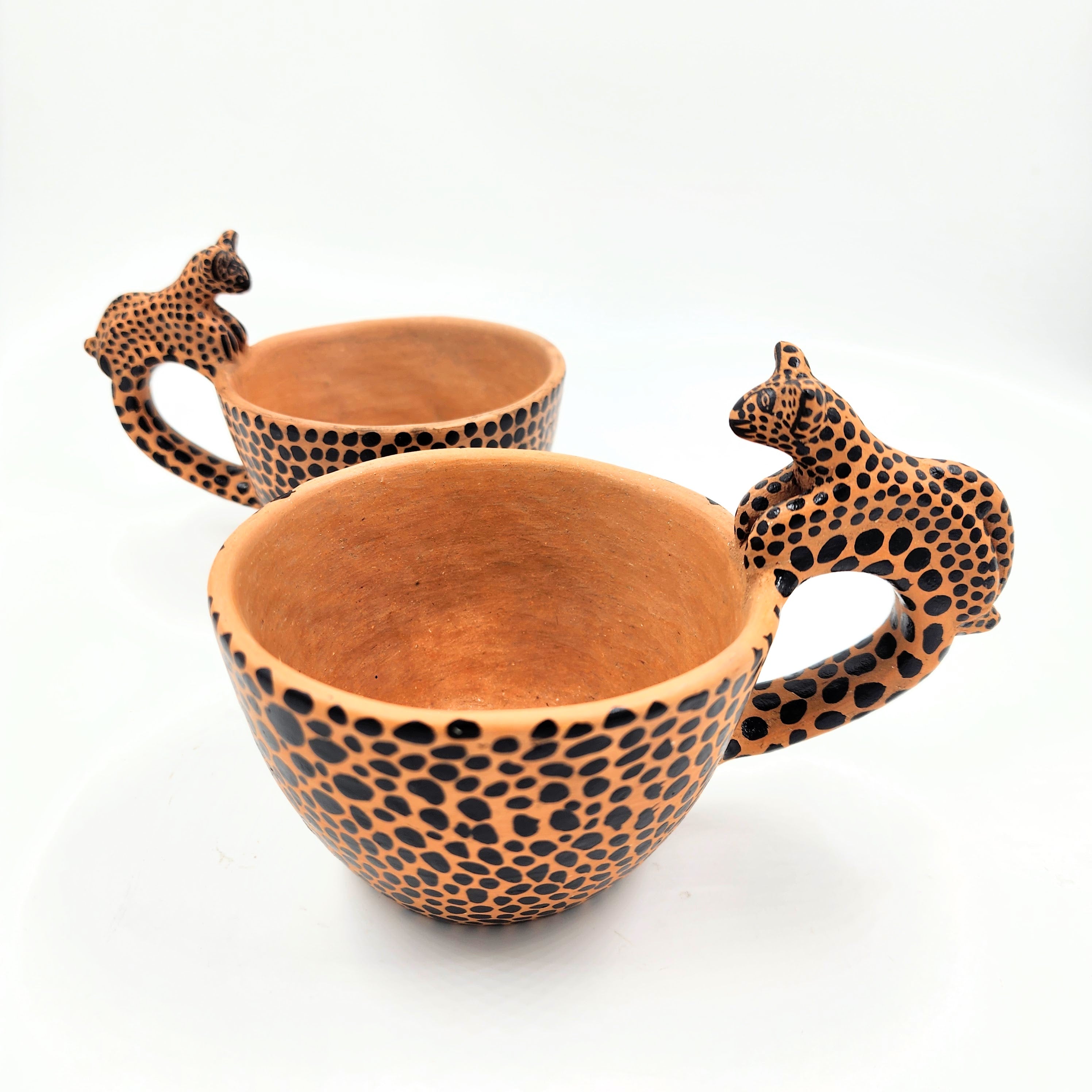 Taza artesanal de barro con jaguar