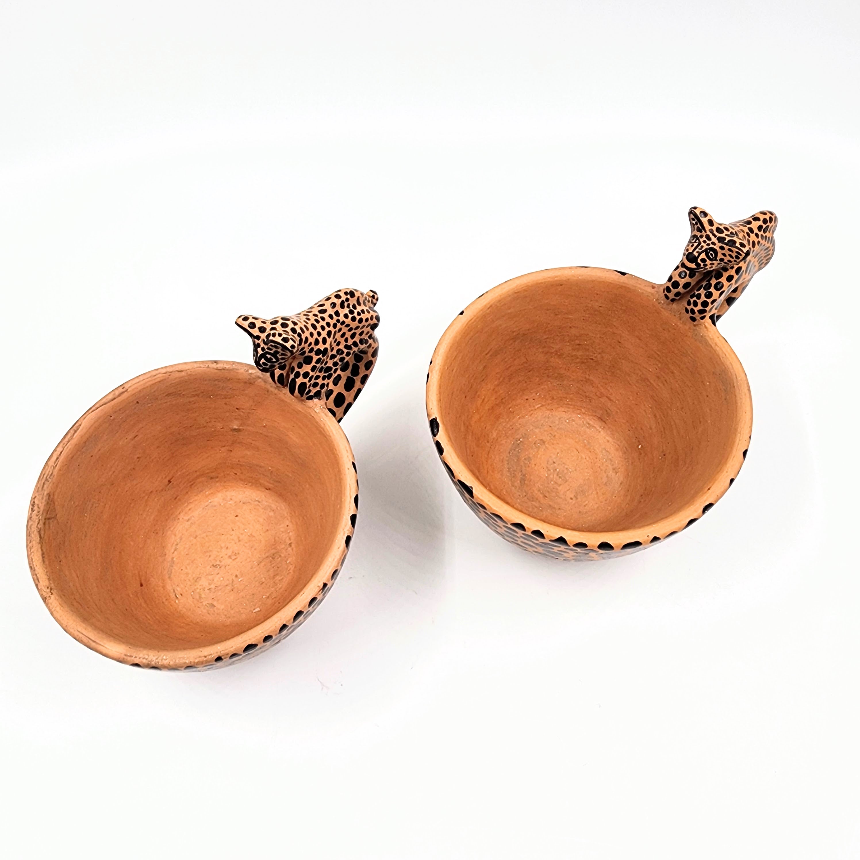 Taza artesanal de barro con jaguar