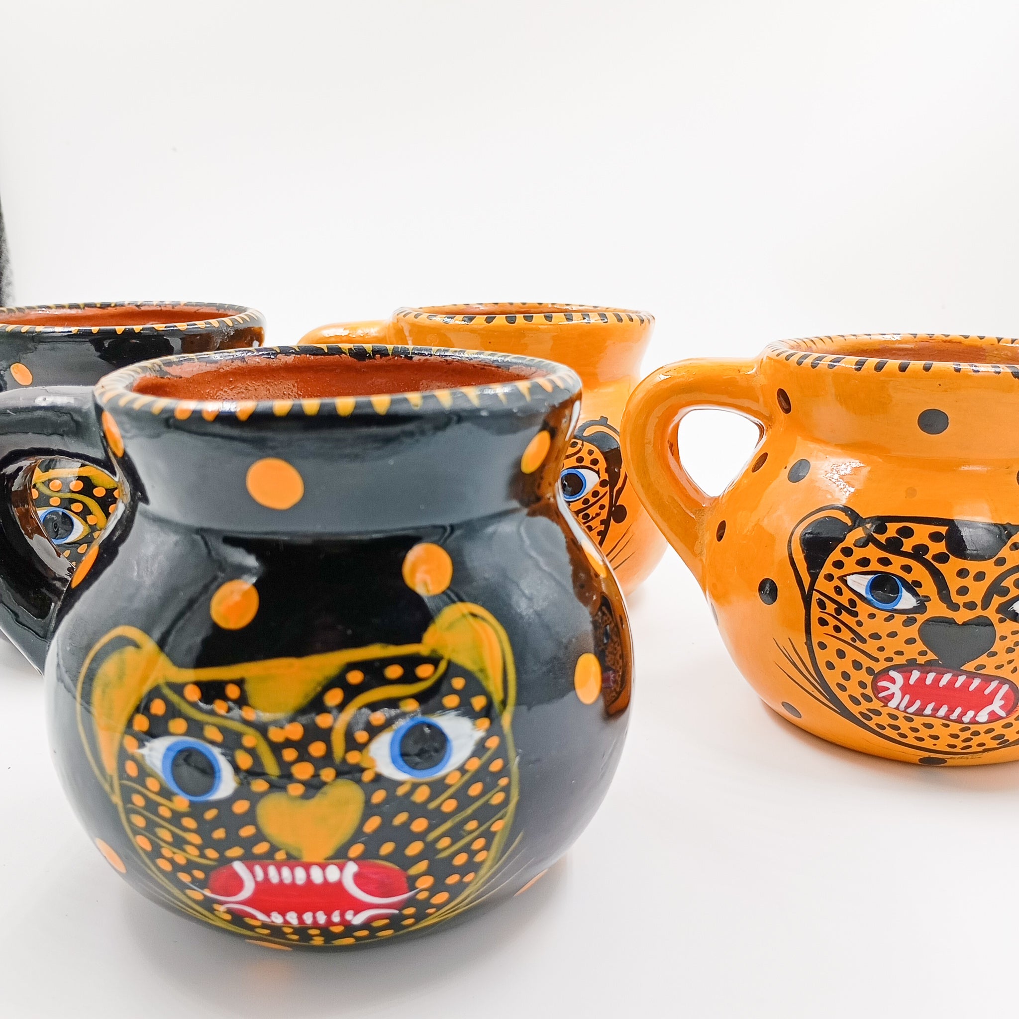 Tazas de barro Jaguar en negro o amarillo