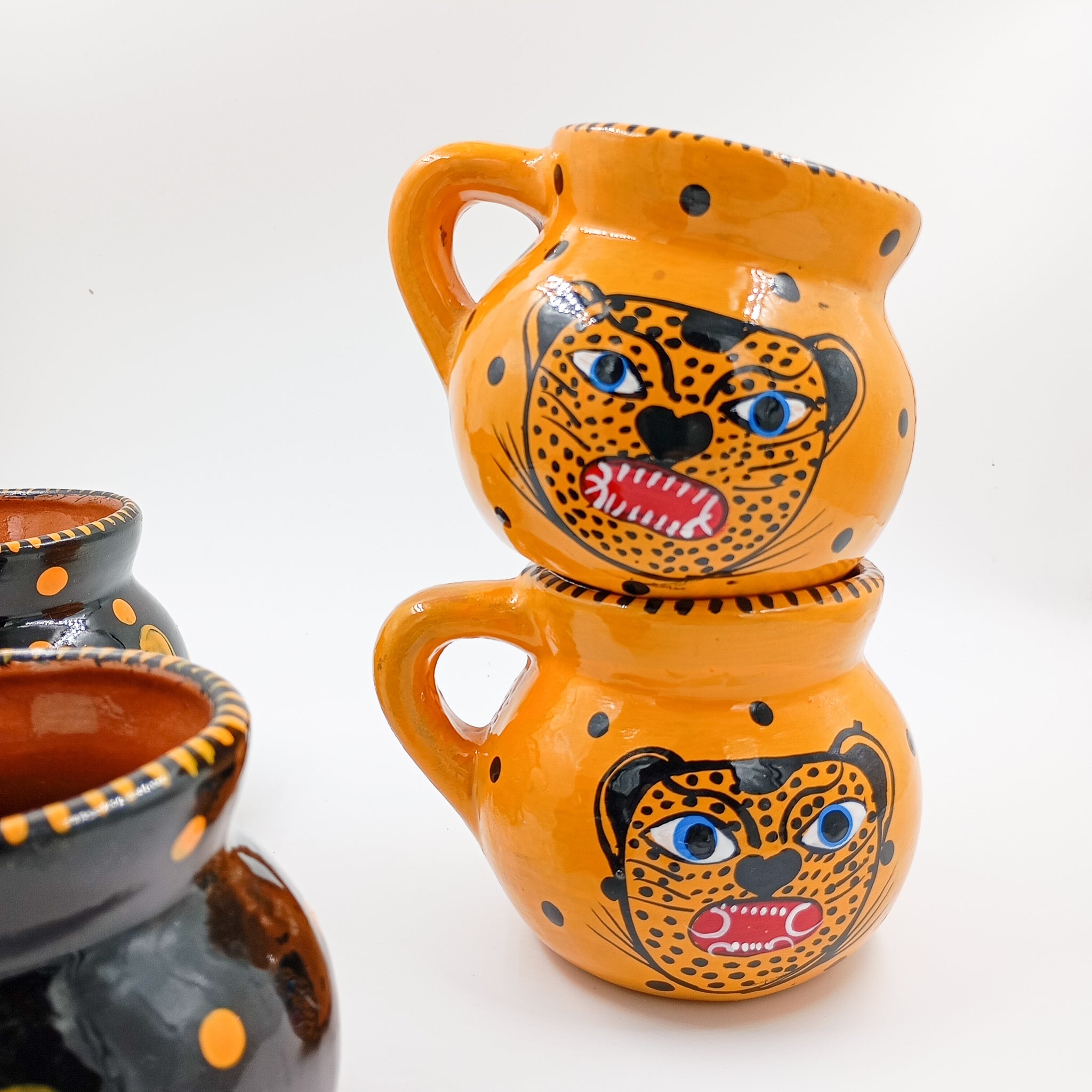 Tazas de barro Jaguar en negro o amarillo