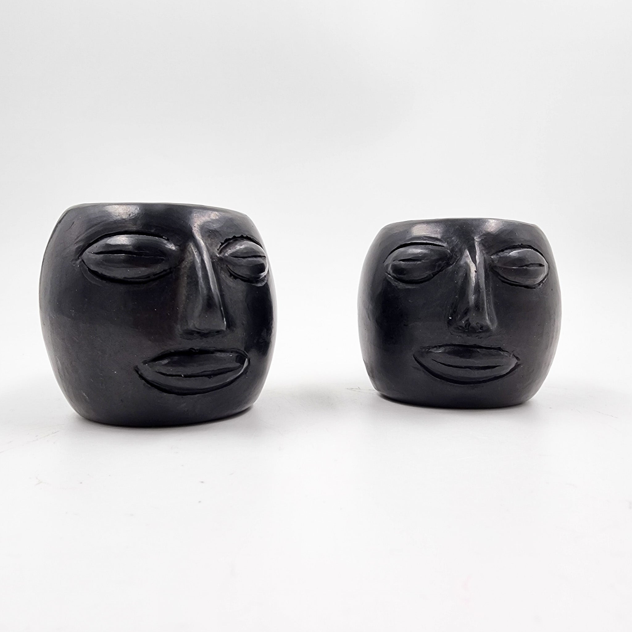 Par de tazas carita para espresso de barro negro