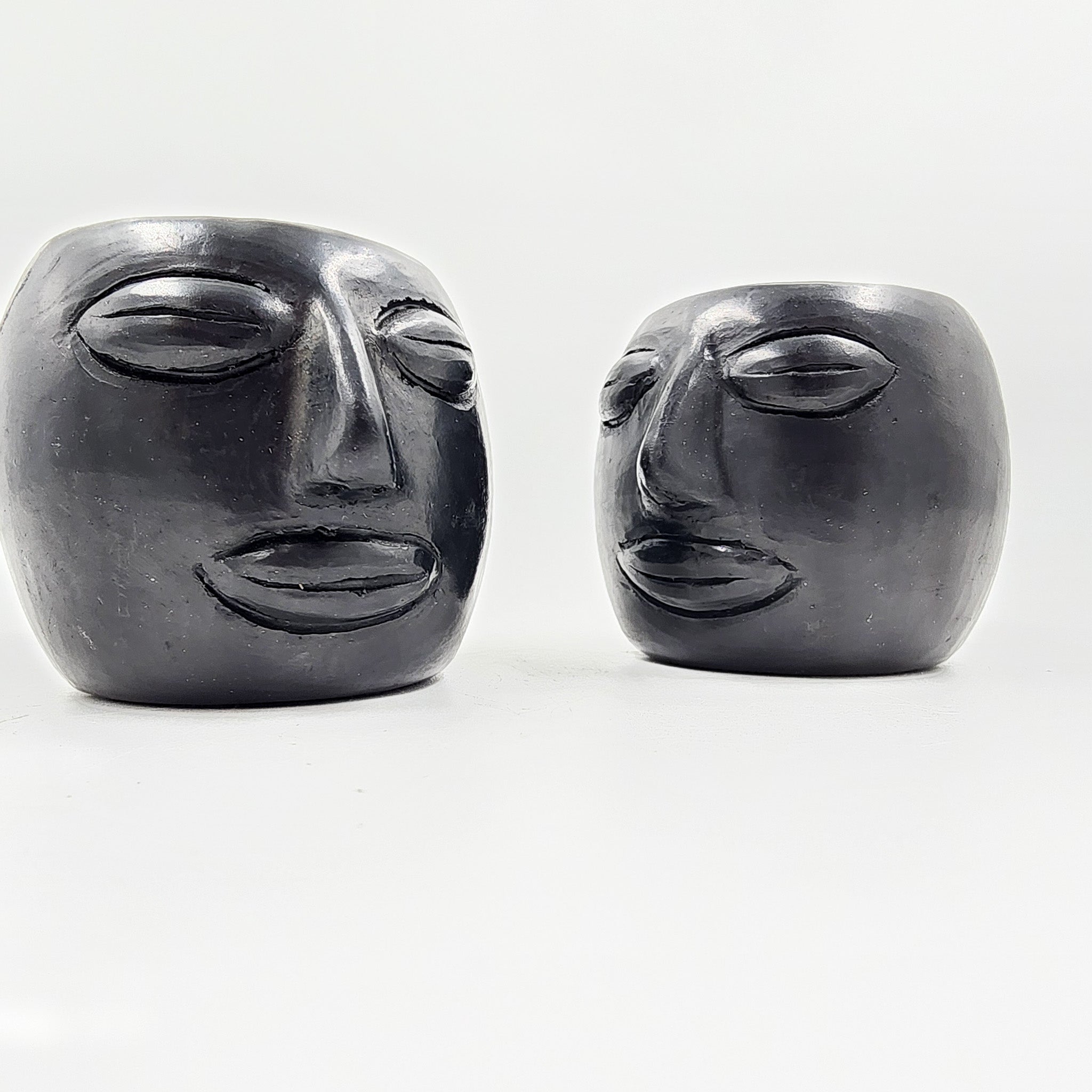 Par de tazas carita para espresso de barro negro