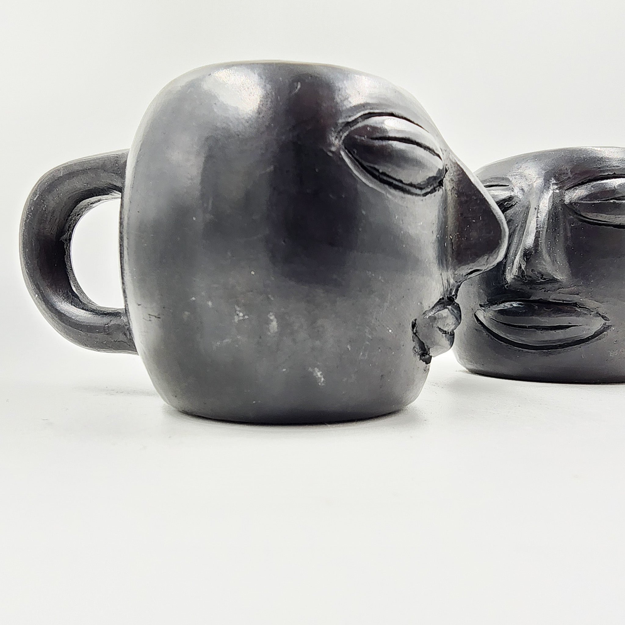 Par de tazas carita para espresso de barro negro