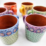 Taza de barro capulineado
