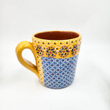 Taza de barro capulineado