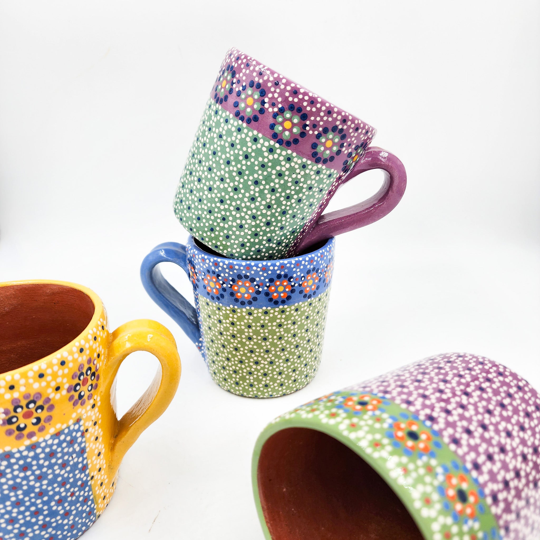 Taza de barro capulineado