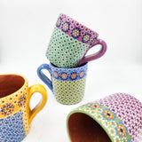 Taza de barro capulineado