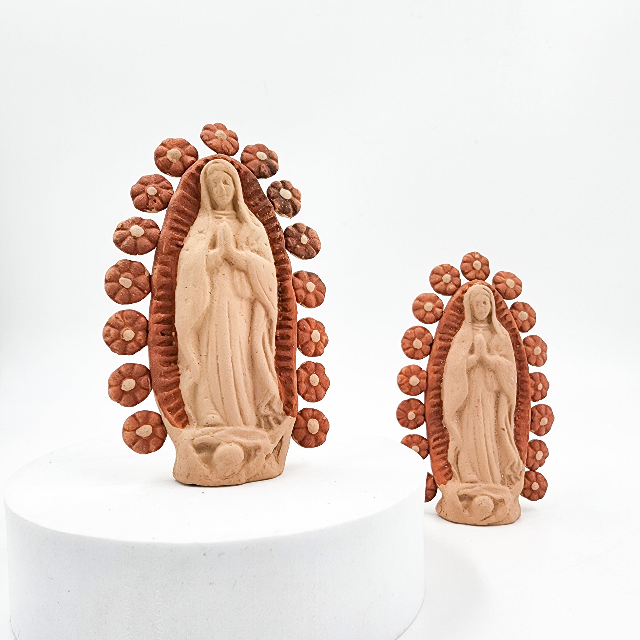 Virgen en barro artesanal