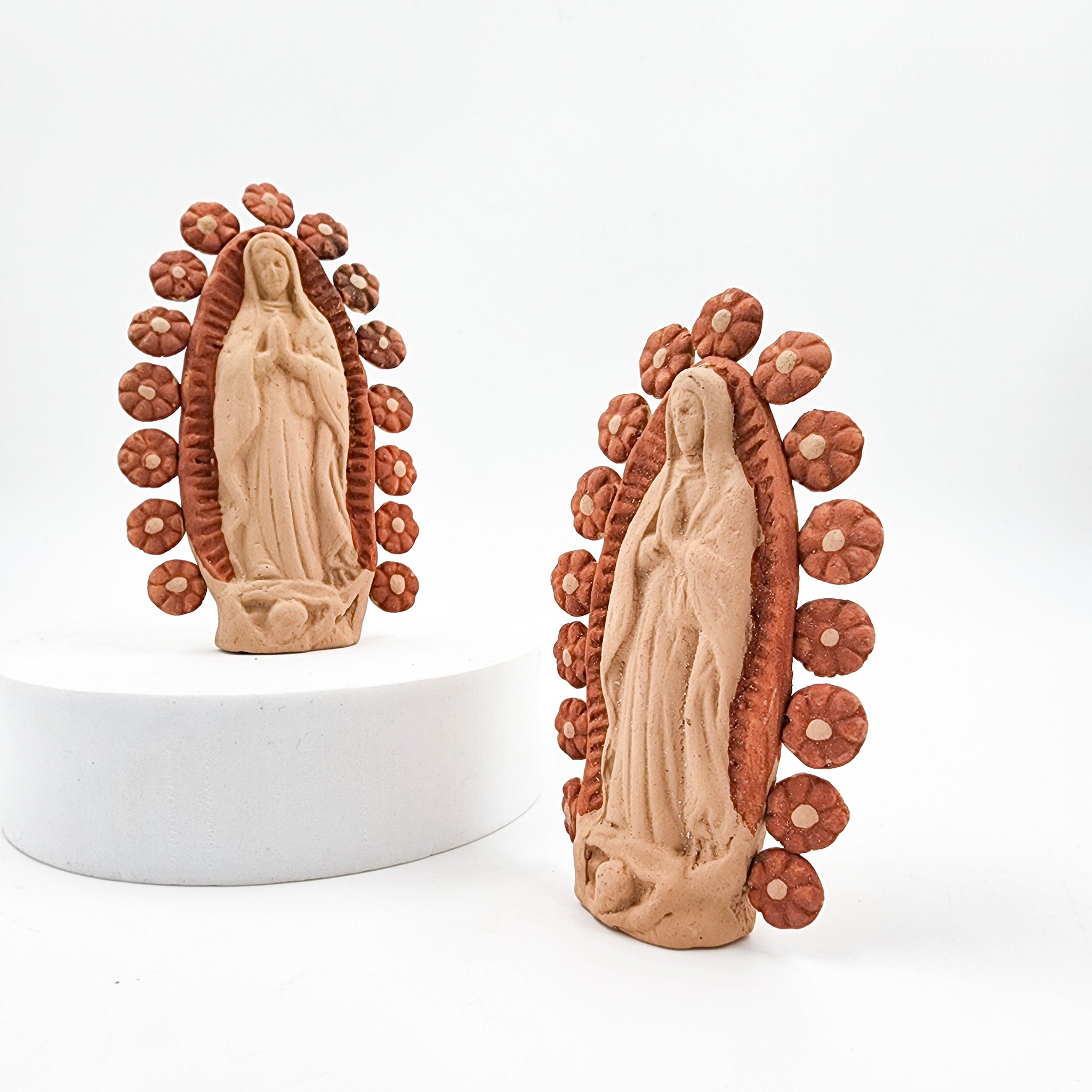 Virgen en barro artesanal